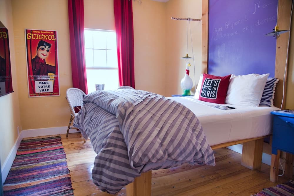 Metro Hotel and Cafe