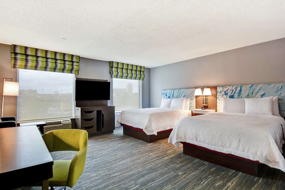 Hampton Inn & Suites Newark-Harrison-Riverwalk