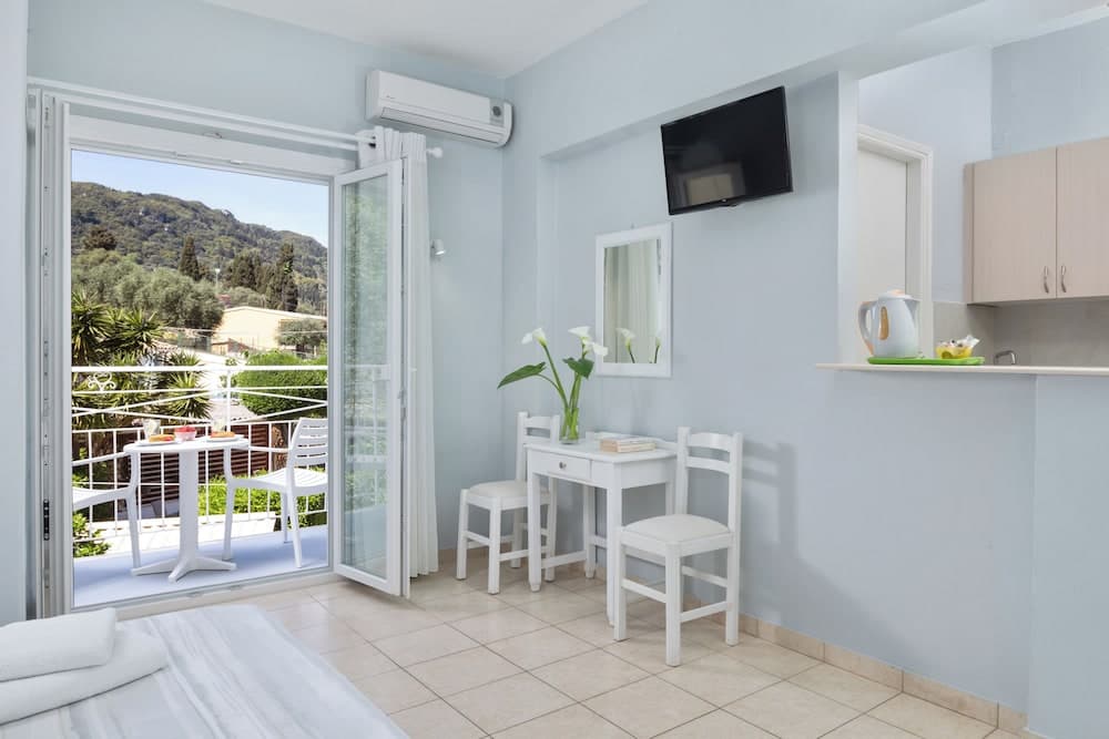 Bella Vista Beach Hotel and Studios