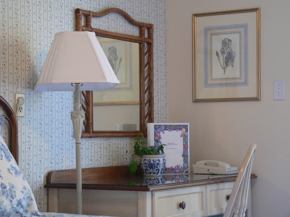 Lakeside Country Inn