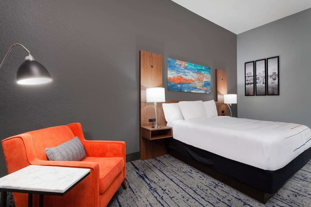 La Quinta Inn & Suites by Wyndham St. Petersburg Northeast