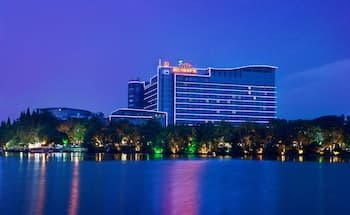 Guilin Lijiang Waterfall Hotel