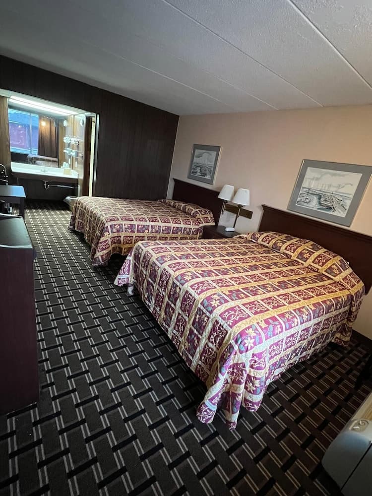 Budget Host Village Inn