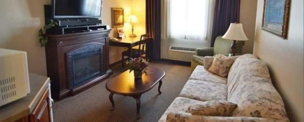 Hearthstone Inn & Suites