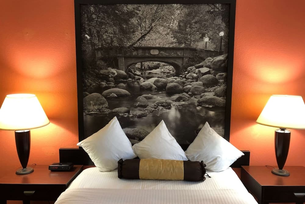 Super 8 by Wyndham Ontario