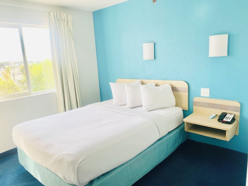 Motel 6 Red Deer, AB