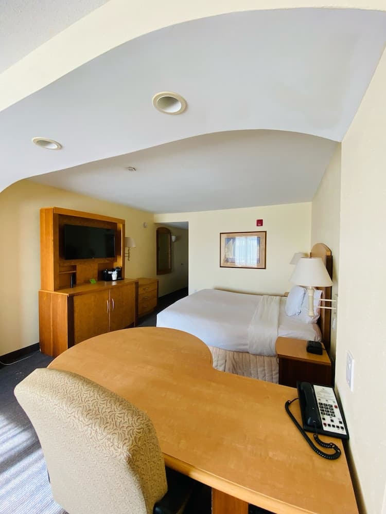 La Quinta Inn & Suites by Wyndham Islip - MacArthur Airport