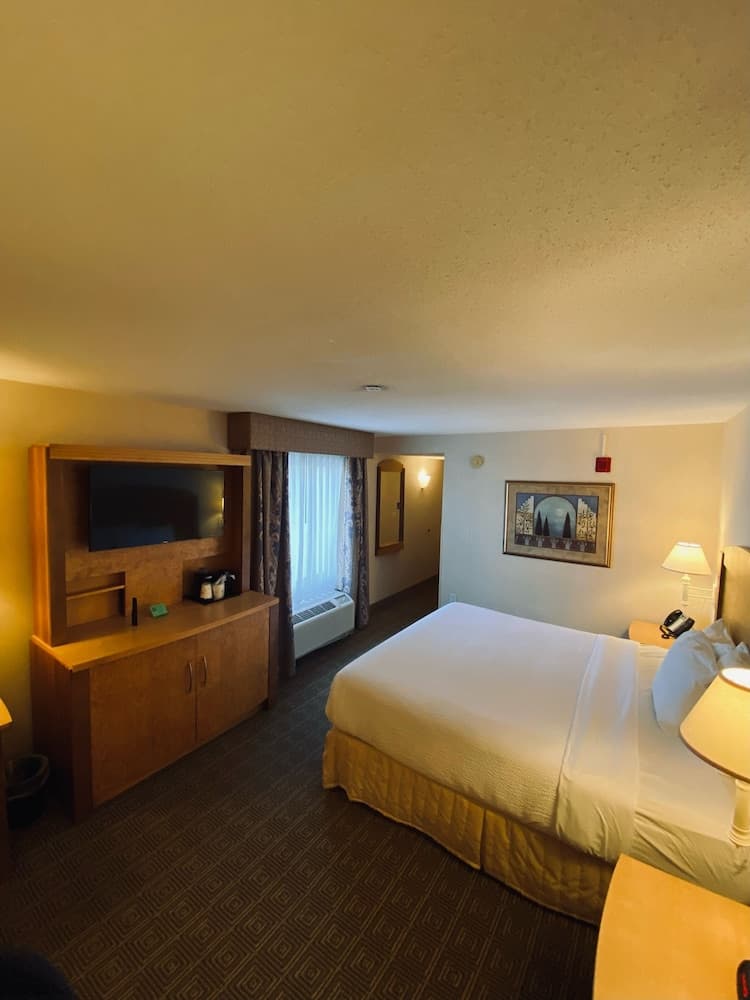 La Quinta Inn & Suites by Wyndham Islip - MacArthur Airport
