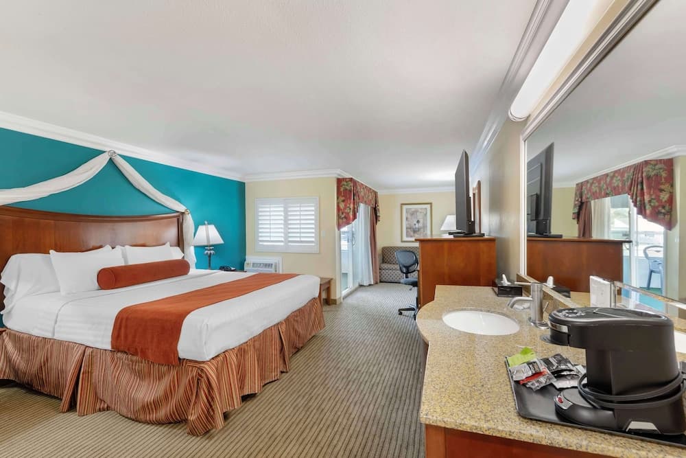 Best Western Harbour Inn & Suites Huntington - Sunset Beach