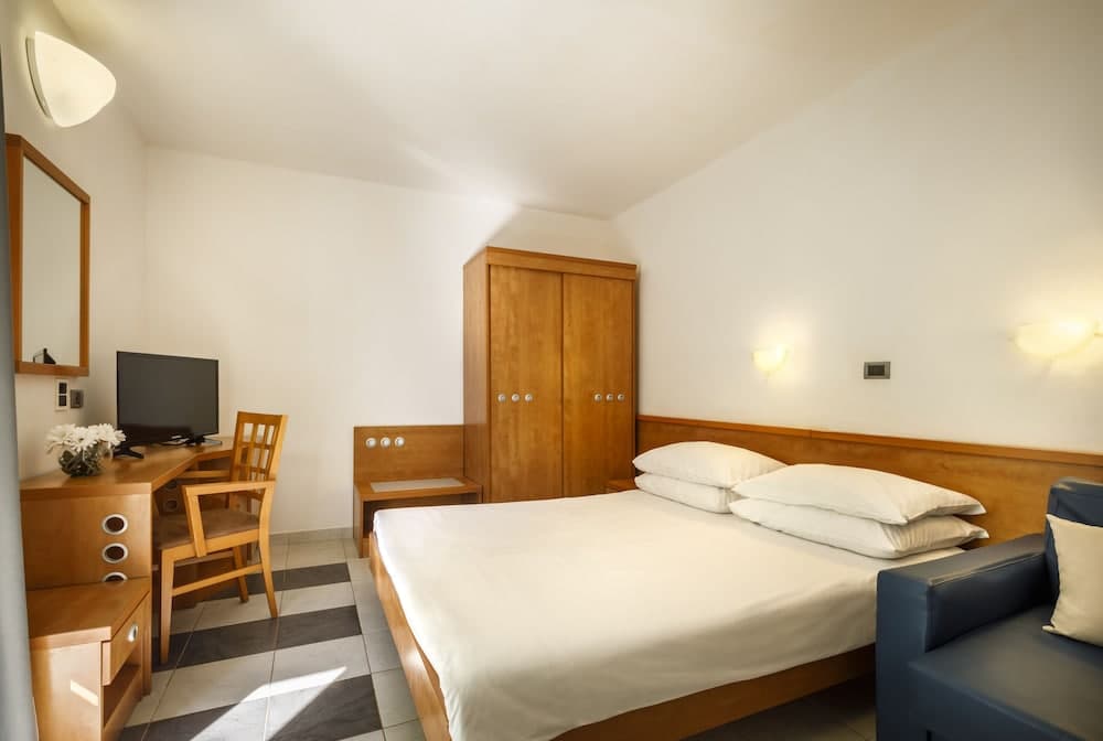 Maistra Select Amarin Resort