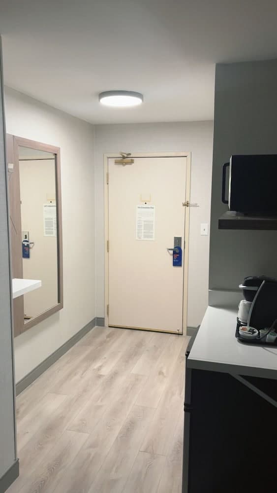 Holiday Inn Express Hotel & Suites Drums by IHG