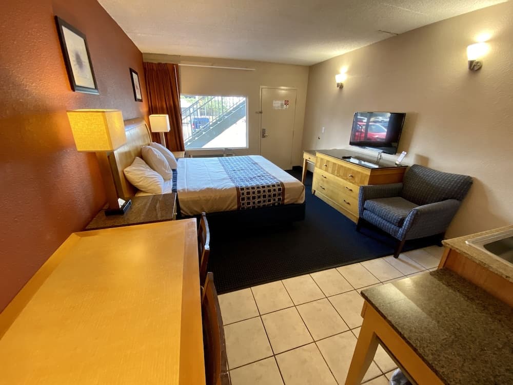 Breeze Inn & Suites