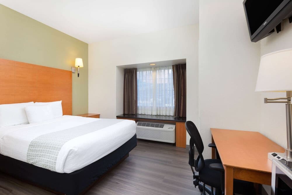 La Quinta Inn & Suites by Wyndham Tulare