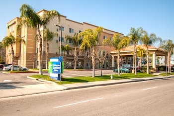 Holiday Inn Express and Suites Bakersfield Central, an IHG Hotel