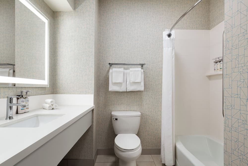 Holiday Inn Express and Suites Bakersfield Central by IHG