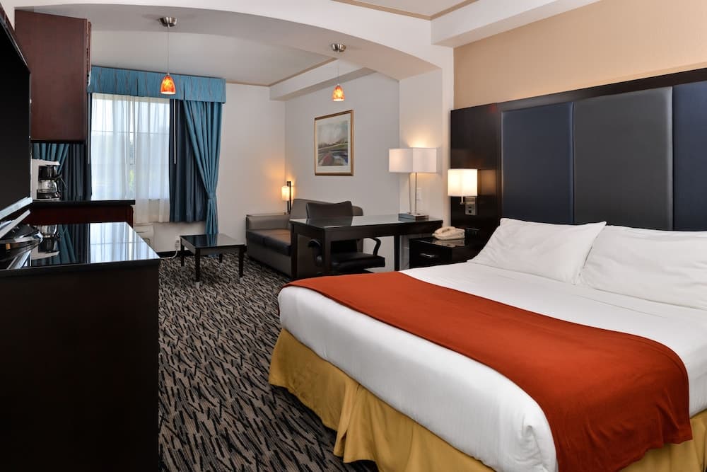 Holiday Inn Express & Suites Tacoma South - Lakewood by IHG