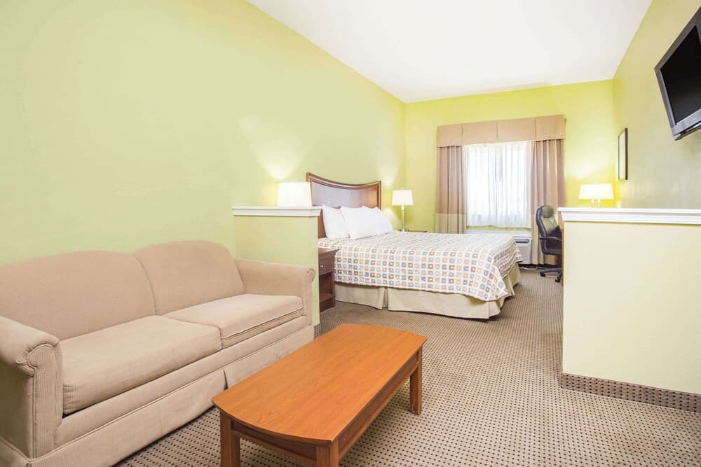 Days Inn & Suites by Wyndham Swainsboro