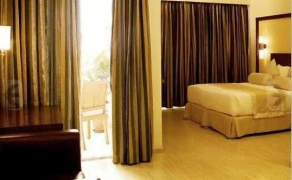 Featherlite Evoma Hotel