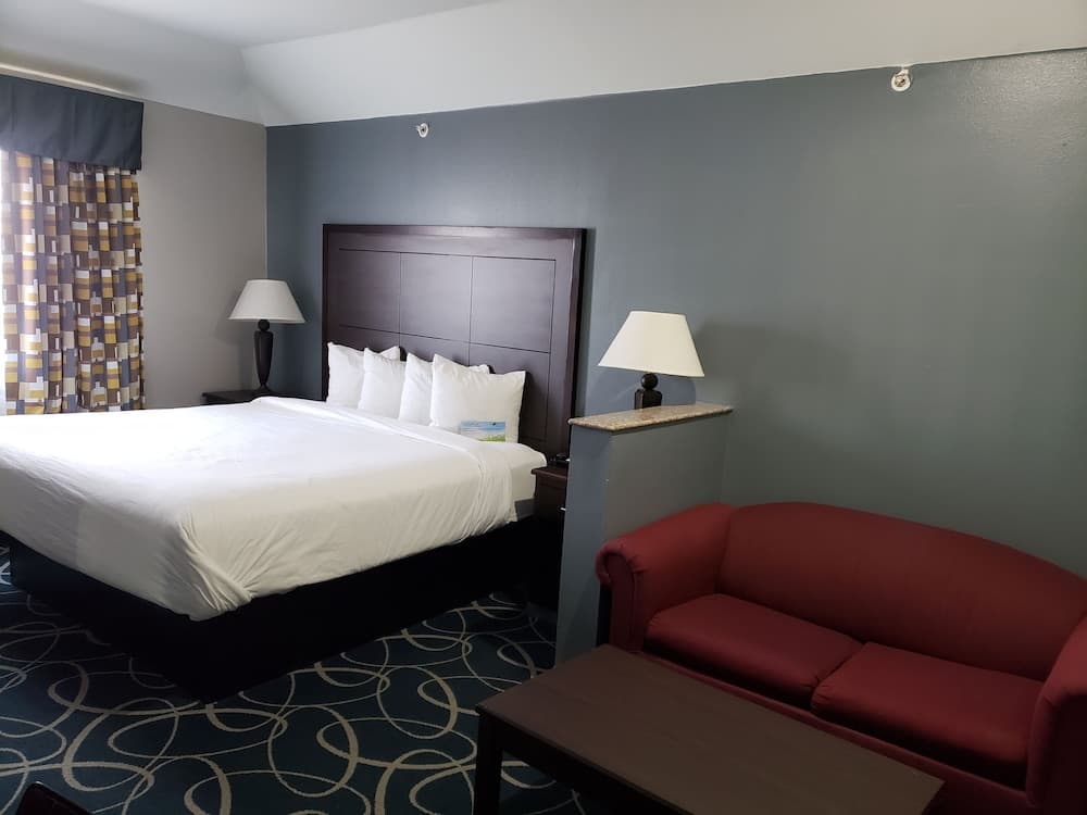 Days Inn & Suites by Wyndham Cleburne TX