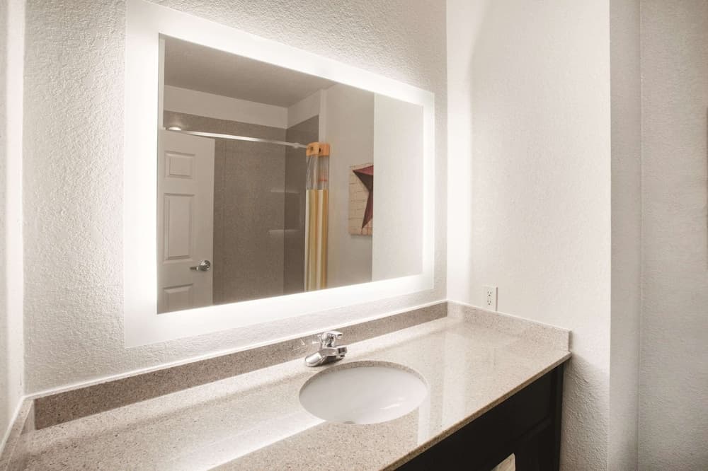 La Quinta Inn & Suites by Wyndham Mansfield TX