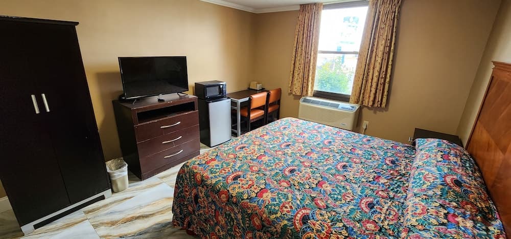 Townhouse Inn & Suites