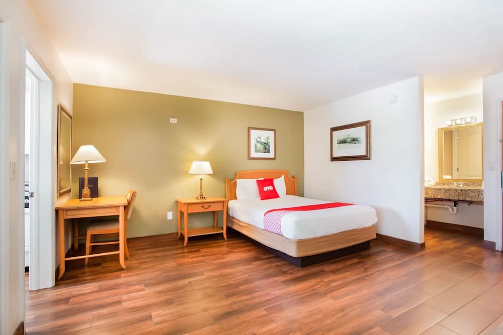 OYO Waterfront Hotel - Cape Coral/Fort Myers, FL