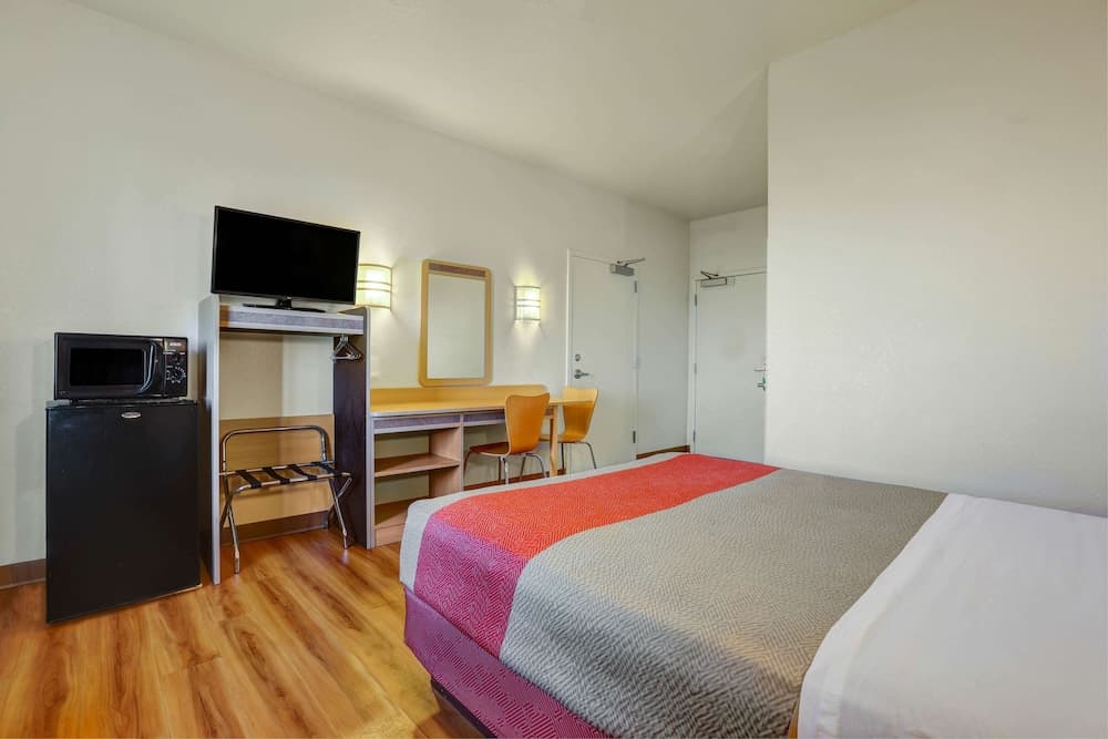 Howard Johnson by Wyndham Lemoore