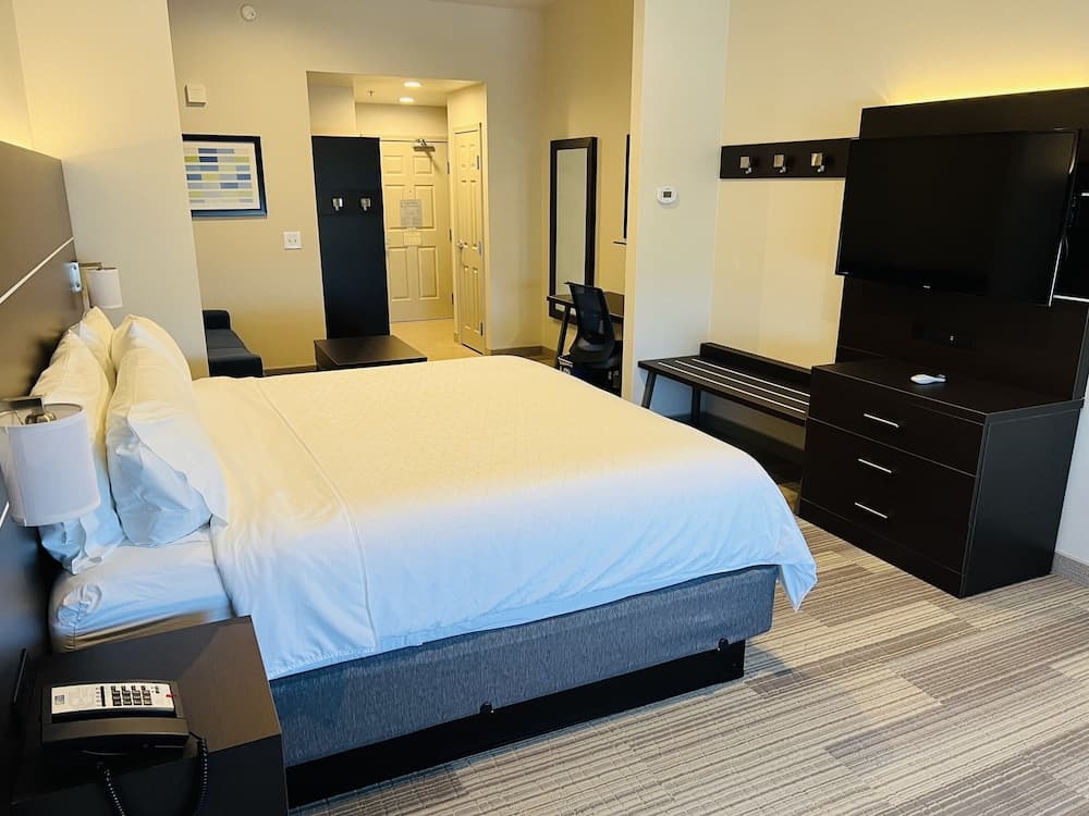 Holiday Inn Express & Suites Salinas by IHG