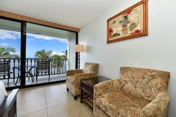 Lahaina Shores #425 Studio Bedroom Condo by RedAwning