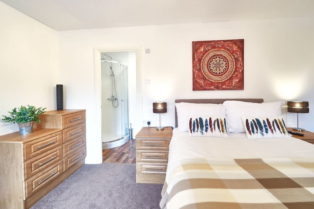 Northleigh House, Furzton, 6 Bedroom/5 Bathroom House