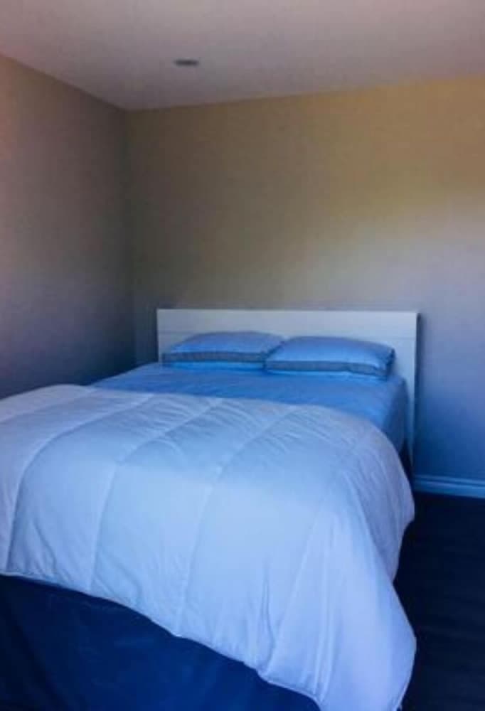 6 Bed Blue Mountain Chalet with Hot Tub 8C