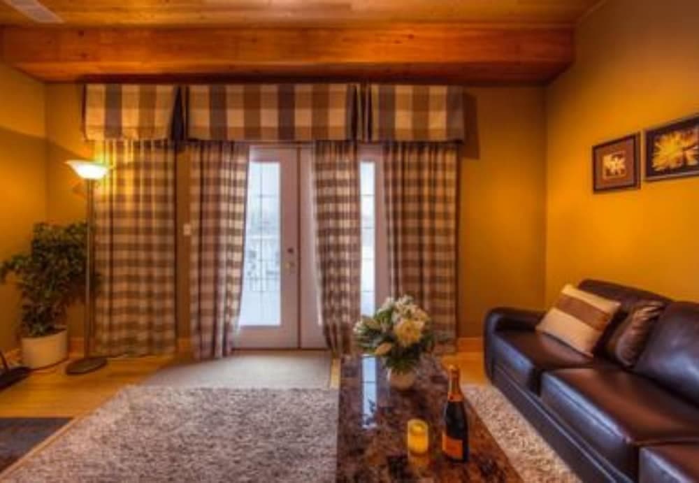 5 Bed Blue Mountain Luxury Chalet with Hot Tub 159