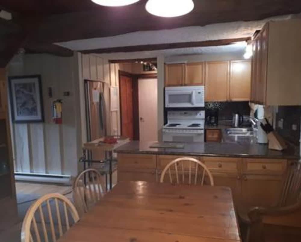 6 Bed Blue Mountain Cottage with Hot Tub 102