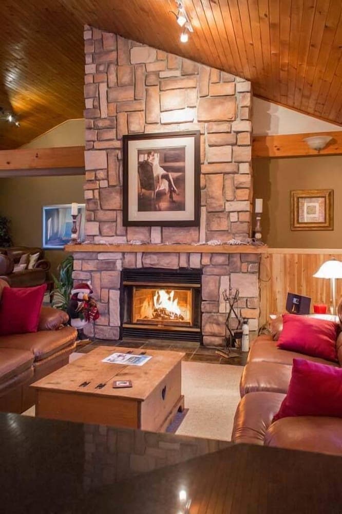 7 Bed Blue Mountain Chalet with Hot Tub 35R