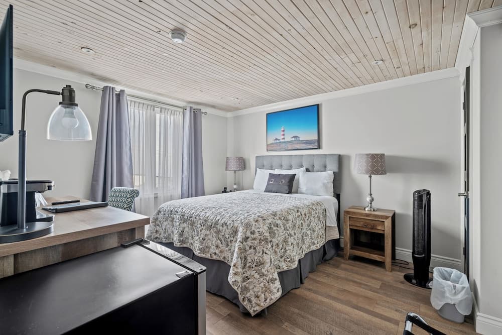 Edge of the Avalon Inn