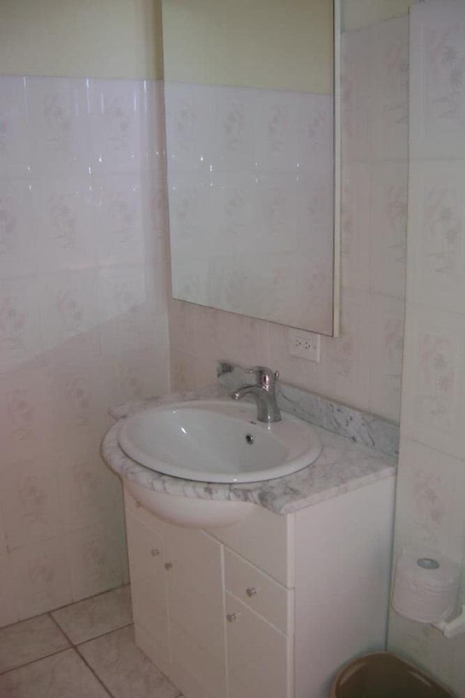 Caribbean Hotel Cayes