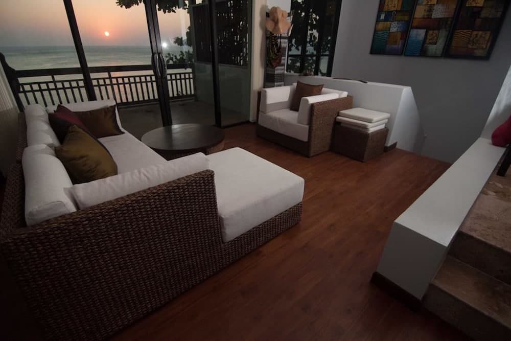 Penn Sunset Villa with Pool 10A