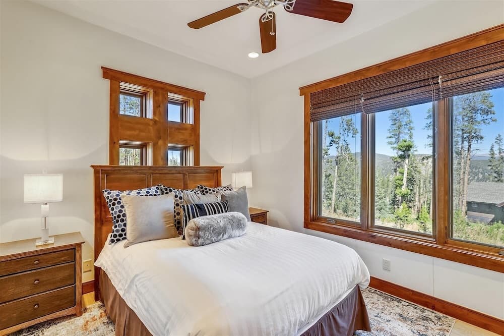 Highlands Hideaway 5 Bedroom Home by RedAwning