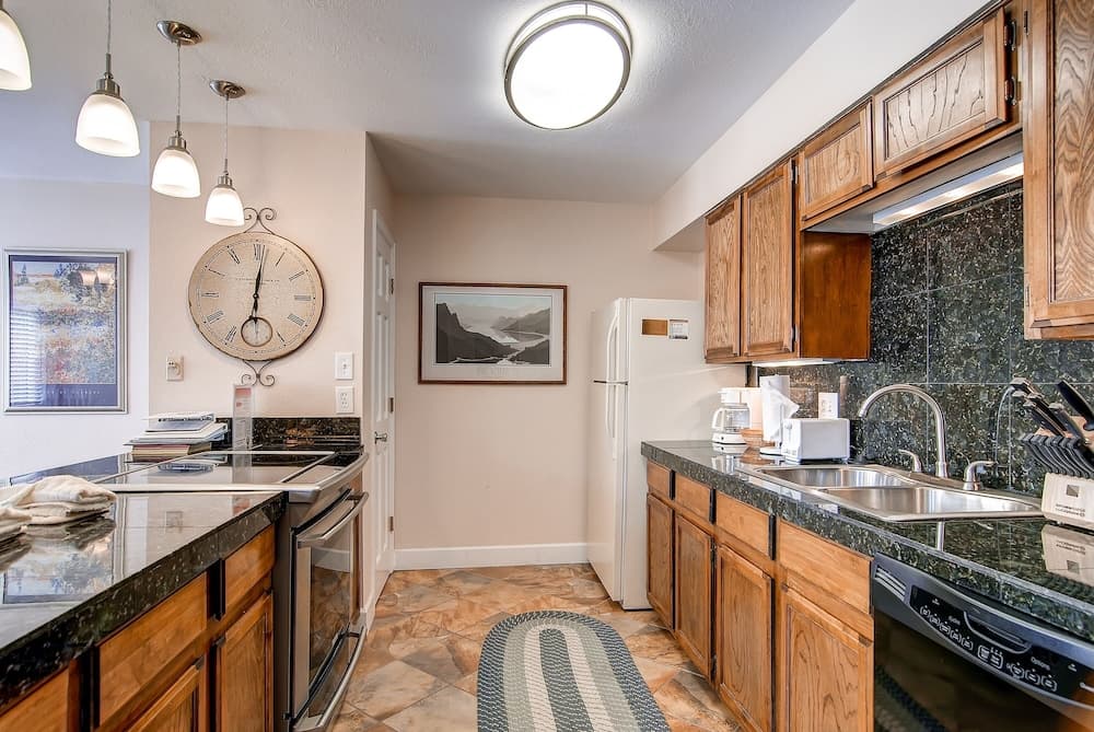 Park Place 102c 2 Bedroom Condo by RedAwning