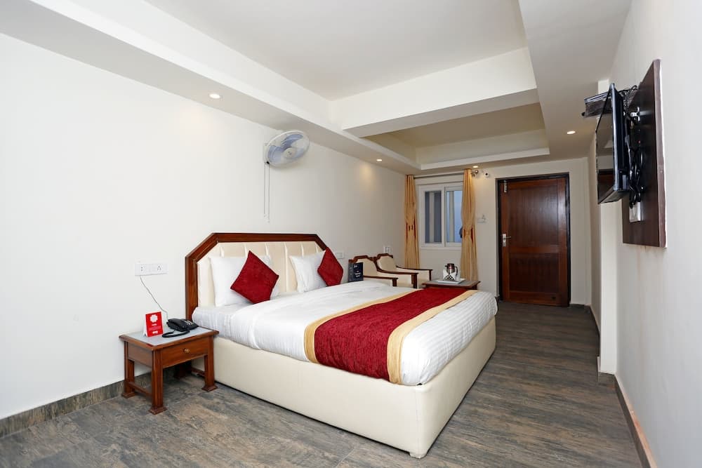 OYO 8989 Hotel Raj