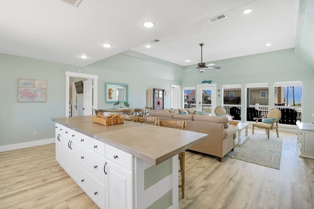 Always Sunny 3 Bedroom Home by RedAwning