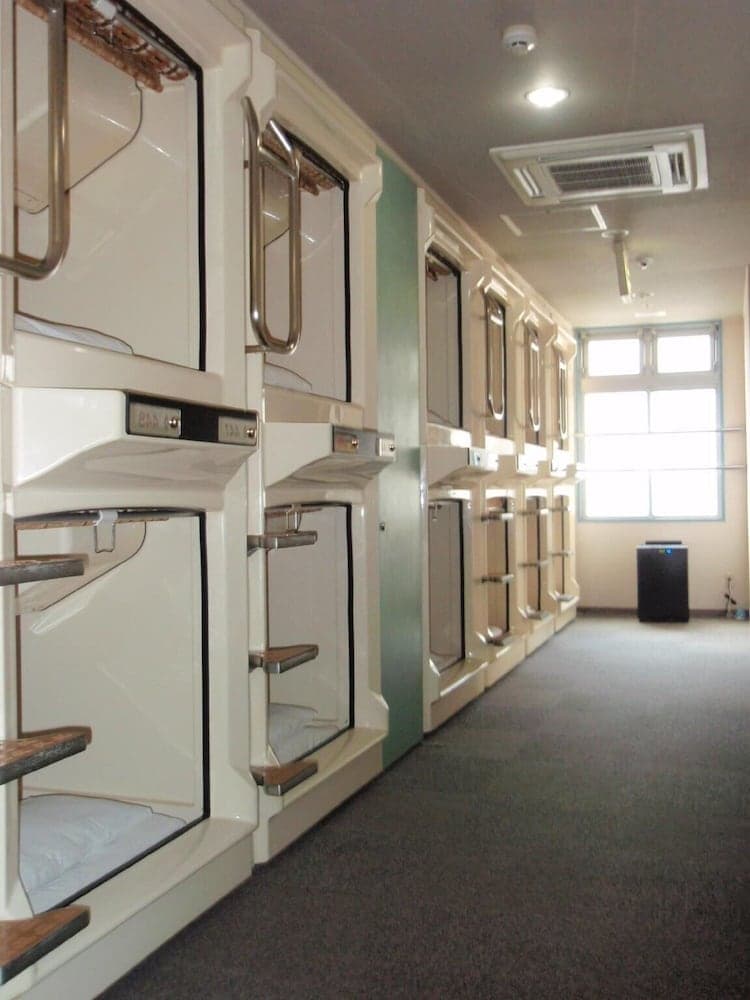 Capsule Hotel Kobe Sannomiya - Caters to men