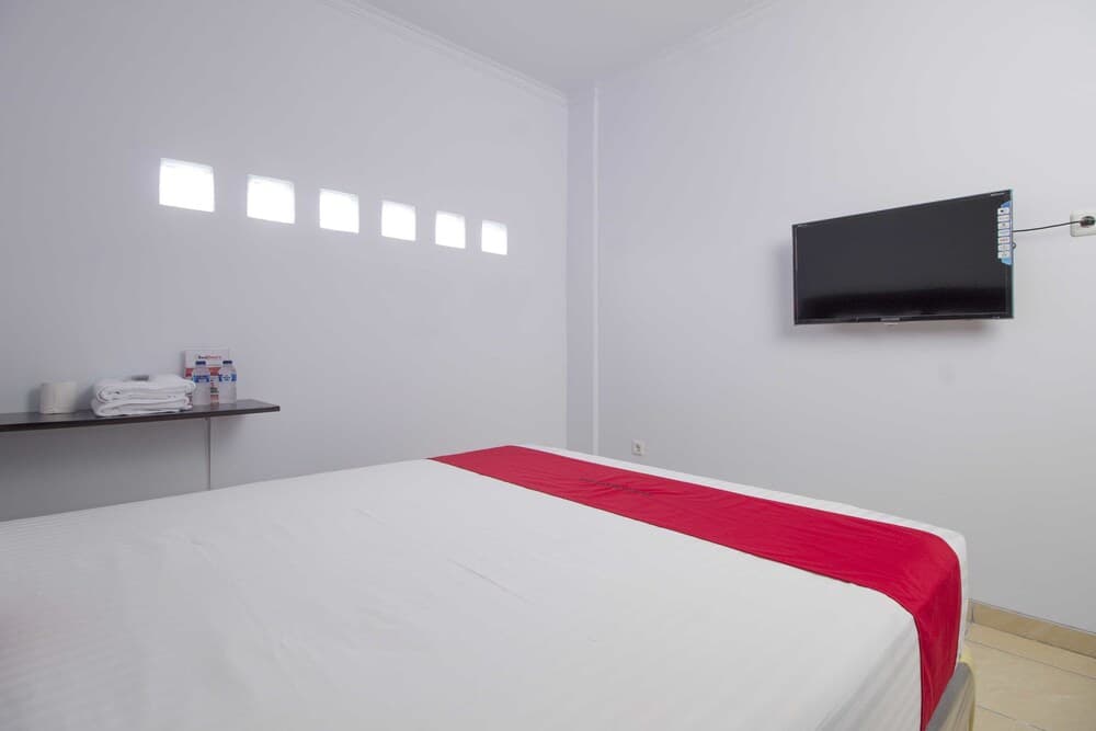 RedDoorz near Siloam Karawaci 2