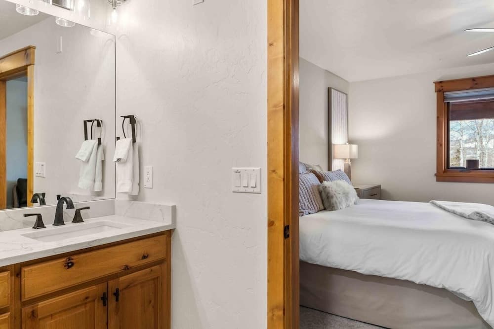 Mount Victoria Lodge #d 3 Bedroom Condo by RedAwning