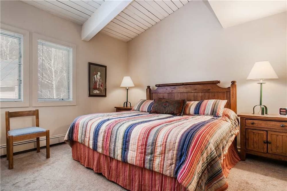 Woodbridge 16C 2.- 5 Bedrooms Condo