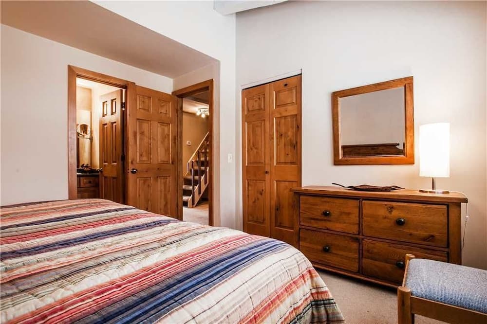 Woodbridge 16C 2.- 5 Bedrooms Condo