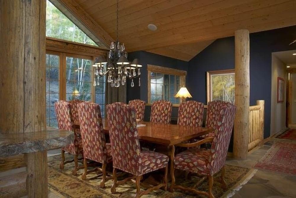 Tall Timbers Lodge - 5 Bedrooms Home