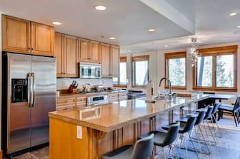 Luxury 4bdr Ski In-out /premium Amenities 4 Bedroom Condo by RedAwning