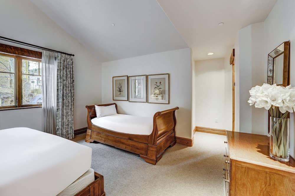 Refined 5 BR Private Home with Private Hot Tub by RedAwning