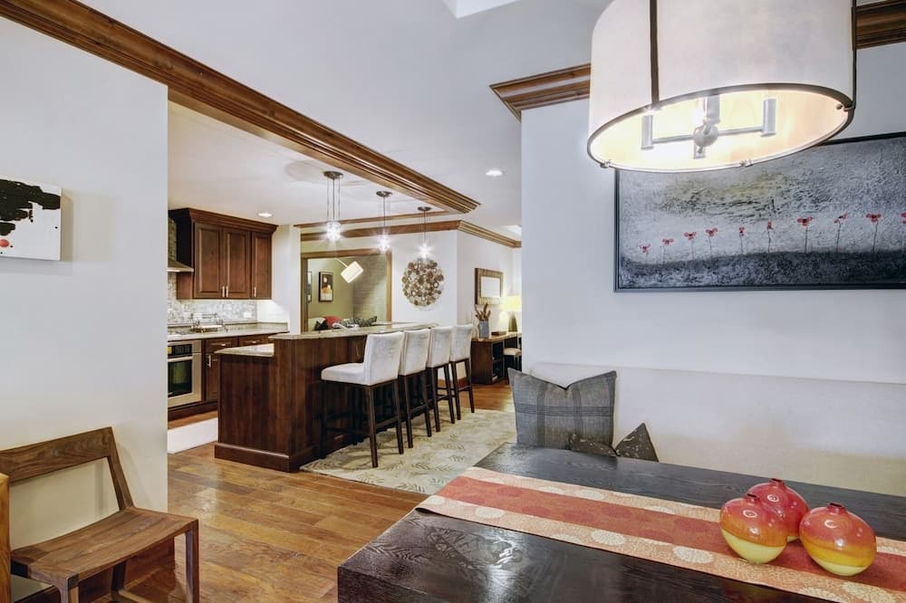 Luxury 2BR+Den Ritz-Carlton Residence by RedAwning